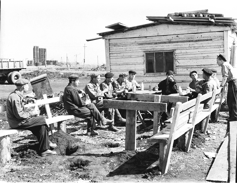 Обеденный перерыв первостроителей Запсиба, 1962 г..jpg